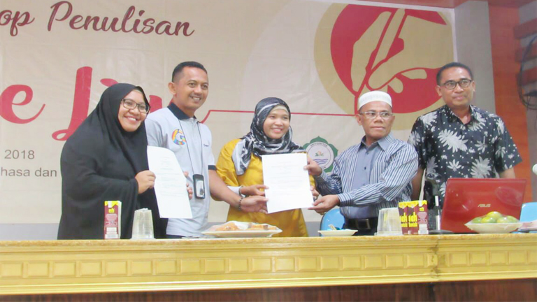 Prodi Pendidikan Bahasa dan Sastra Indonesia Gelar Workhshop, hadirkan Tere liye