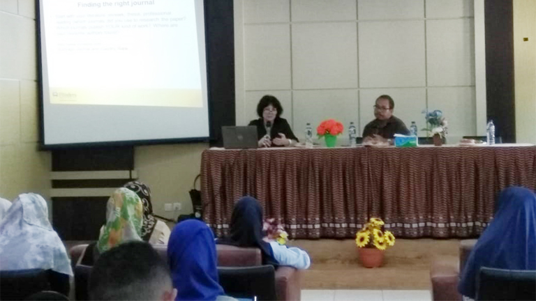 Assoc. Prof. Dr. Amy Hamilton, Berbagi Tips Menulis Artikel Jurnal Internasional Kepada Dosen FKIP Unkhair