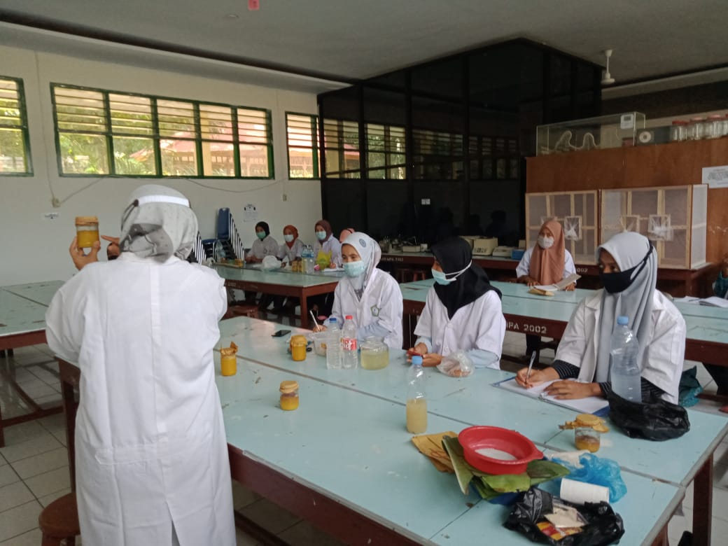 Praktikum Perdana Laboratorium Pendidikan Biologi Pembuatan Nata Decoco