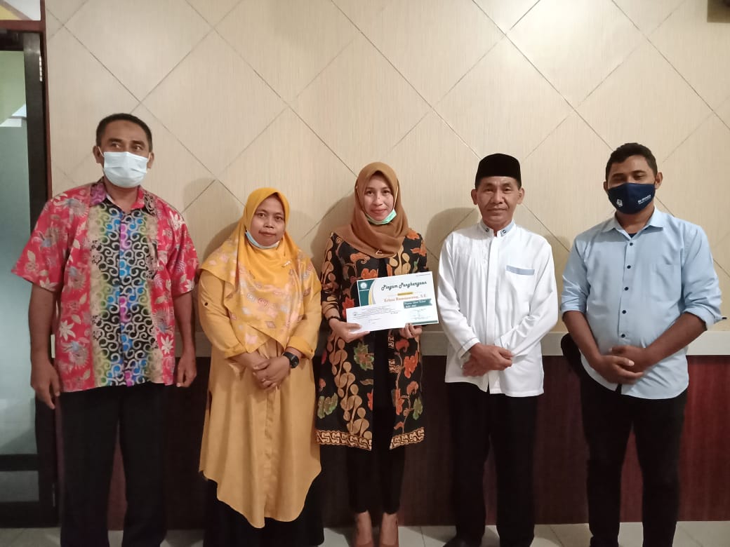 Dekan Berikan Penghargaan Operator Terbaik Program Studi Dalam Rapat Evaluasi Kegiatan Migrasi Data ke SIMAK Versi 2