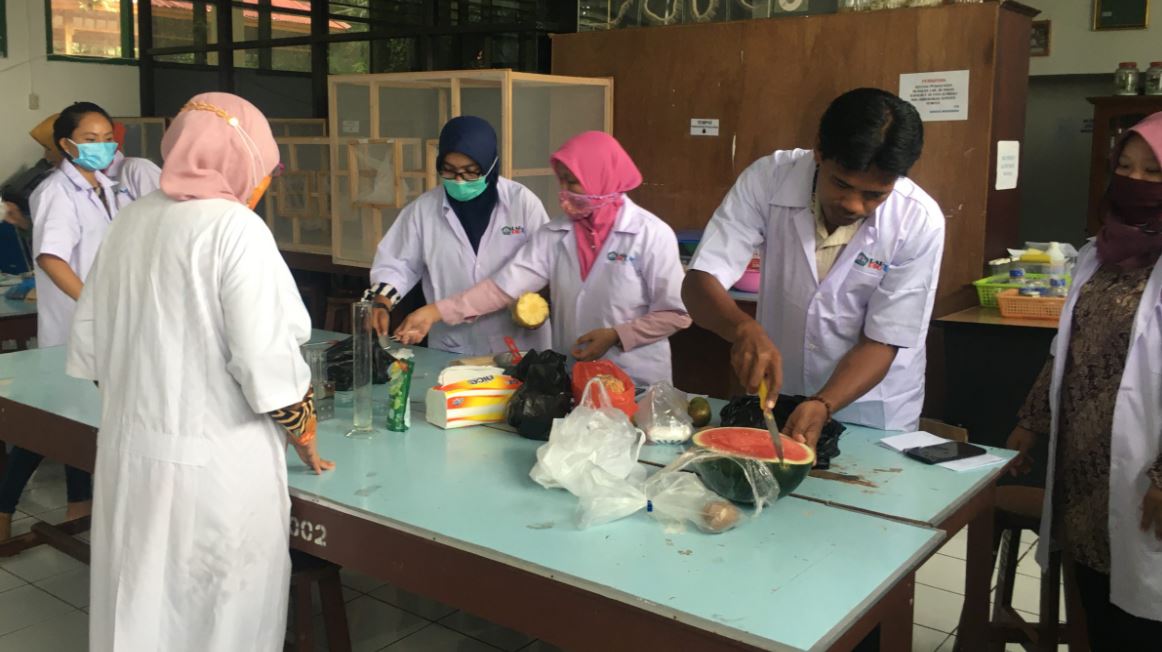 Praktikum Isolasi DNA Dan Uji Protein Mahasiswa Pascasarjana (S2) Pendidikan Biologi Universitas Khairun