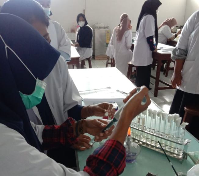 Mahasiswa Program Studi Pendidikan Biologi Praktikum Uji Koefisen Fenol