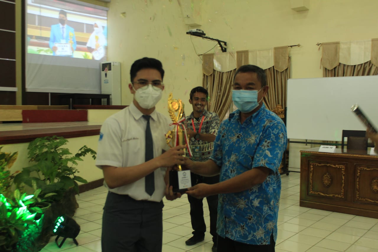 SMA Negeri 1 Kota Ternate Juara Olimpiade Biologi Piala Bergilir Rektor Universitas Khairun