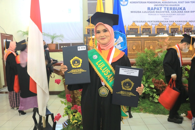 Dewi Menjadi Wisudawati Terbaik pada Wisuda Periode Desember 2021