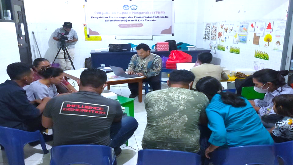 Pengabdian Kepada Masyarakat Pendampingan Perancangan dan Pemanfaatan Multimedia Dalam Pembelajaran di Kota Ternate